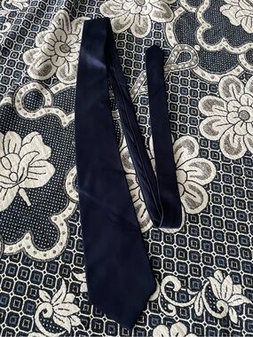 Geoffrey Beene 100% silk navy blue tie